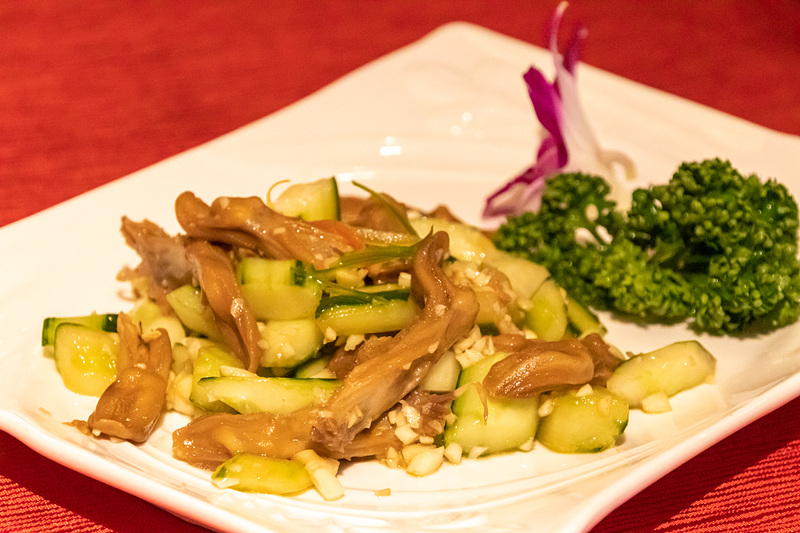 お酒は別料金だが、あとは食べ放題。次から次へとコースメニューが出される