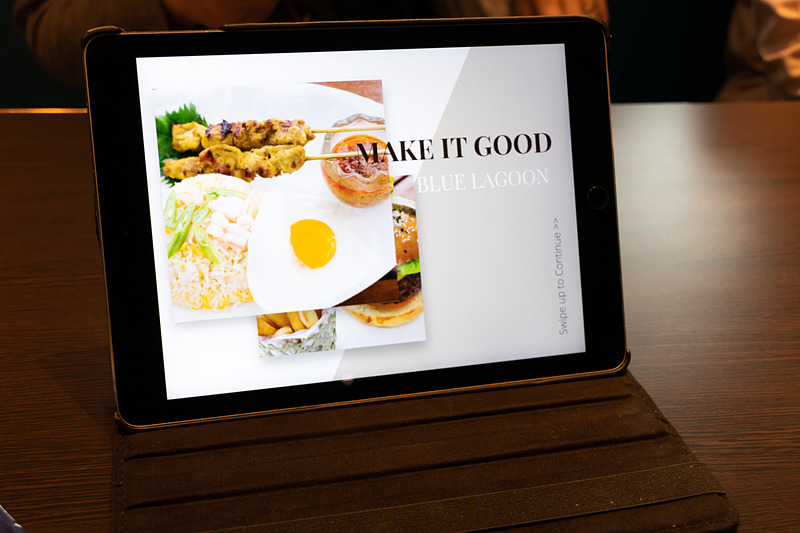 テーブルにあるタブレットで料理を注文する