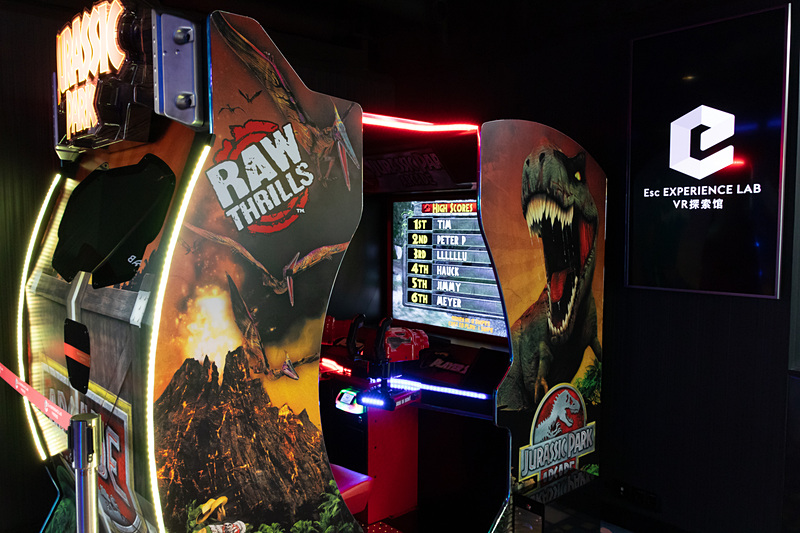 大型筐体のゲーム機やPlayStation 4が楽しめるゲームコーナー