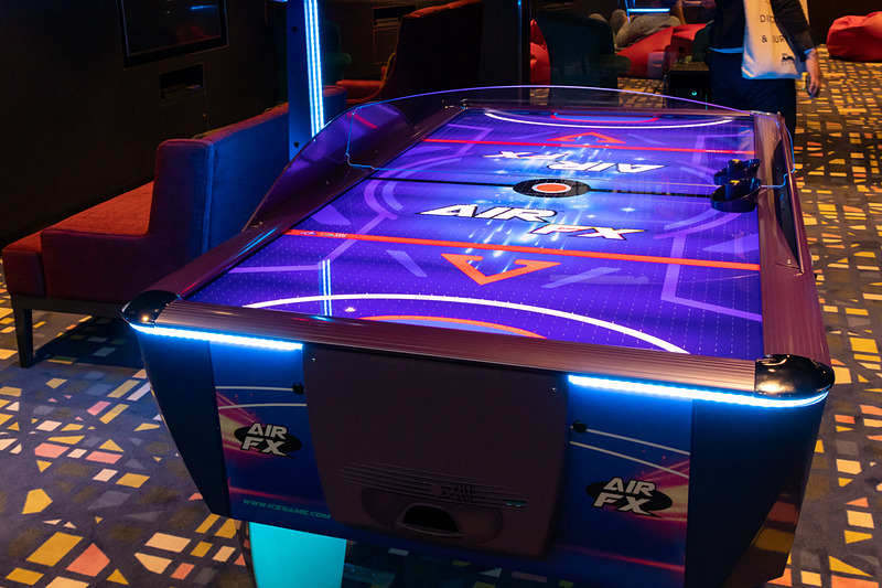 大型筐体のゲーム機やPlayStation 4が楽しめるゲームコーナー