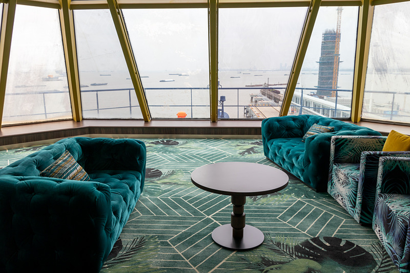 船首にあるパームコートは極上のラウンジ