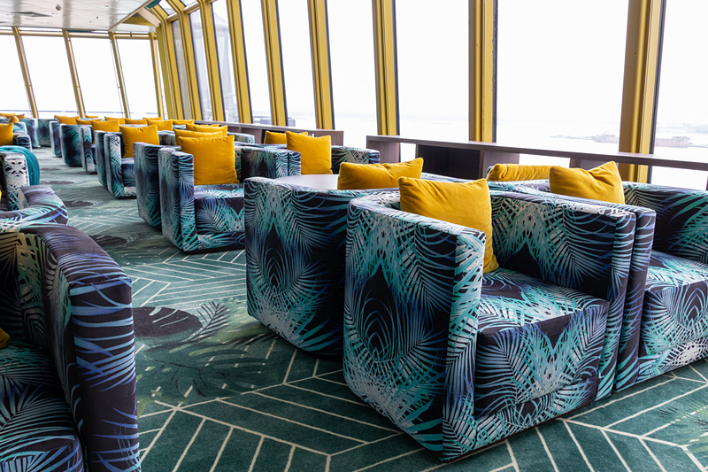 ソファーはブルーを基調とした落ち着きのあるデザインが好印象