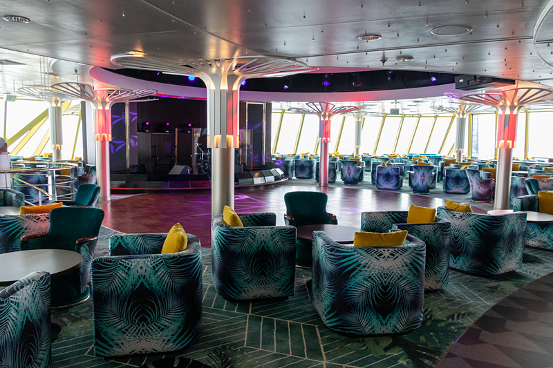 中央のステージではバンド演奏なども行なわれる