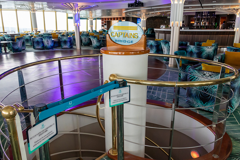 ブリッジを見学できる小部屋に通じる階段。残念ながらこの時は開放されていなかった