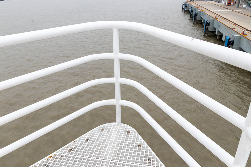 停泊中なら船の最先端に行くことができる。港ごとにこの場所で記念撮影するのもよい思い出になりそうだ