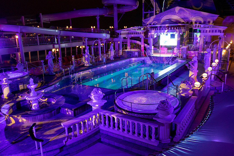 夜のパルテノンプールはライトアップされて幻想的な雰囲気に様変わり