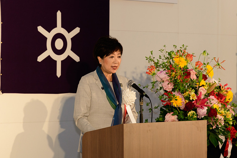 東八道路～甲州街道間が6月8日15時に4車線で開通する。午前中に開催された記念式典であいさつする東京都知事 小池百合子氏