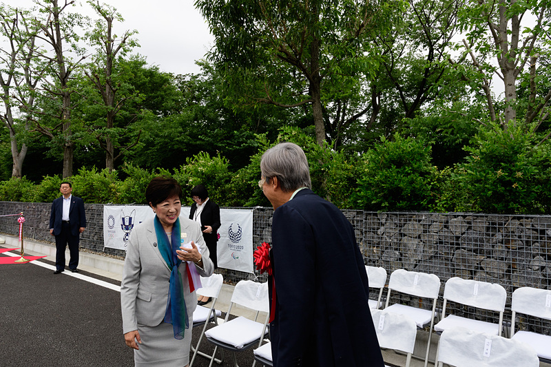 テープカット前に小池百合子都知事と談笑する石原伸晃 衆議院議員