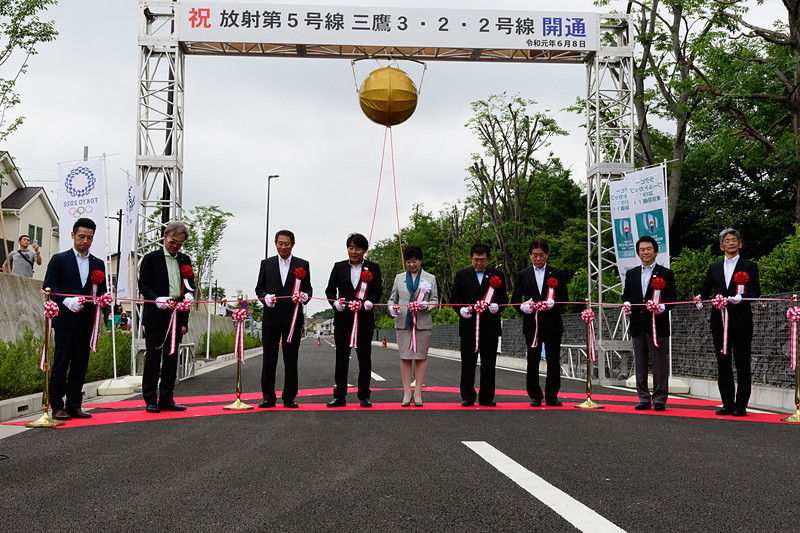 関係者によるテープカットを実施