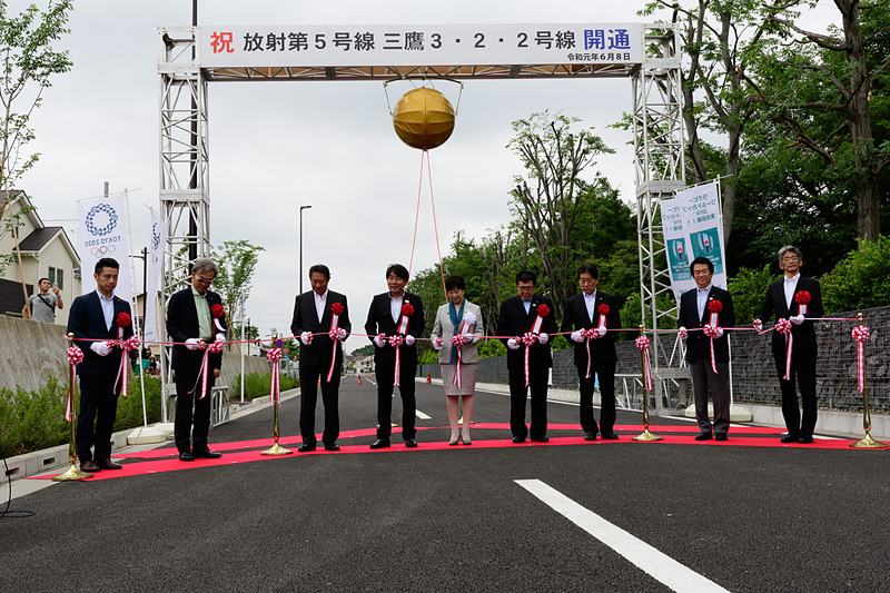 関係者によるテープカットを実施