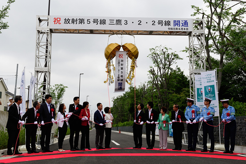 無事、くす玉開披も終了。通り初めへと移る