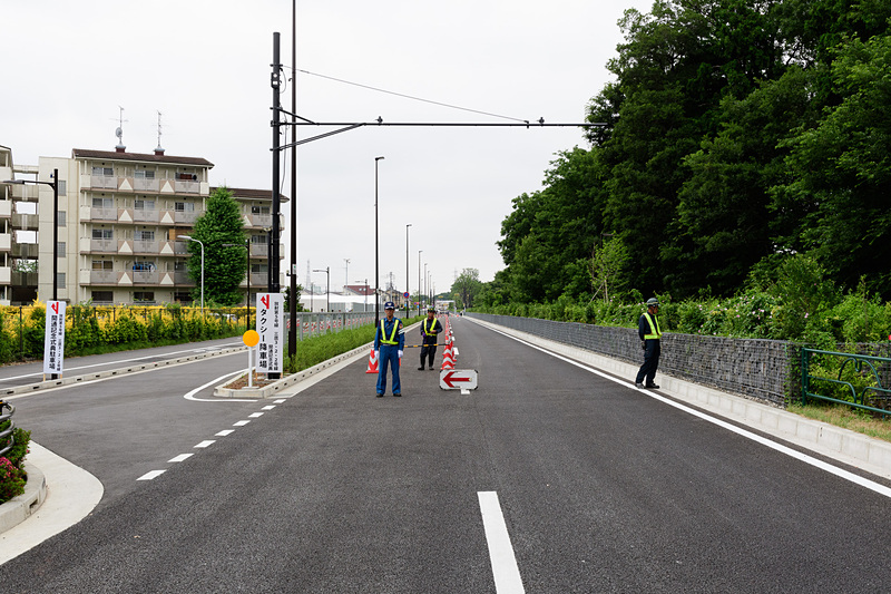 15時の開通を待つ道路