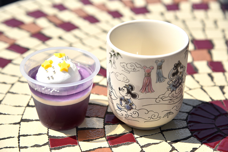 裏側には天の川をはさみ七夕の再開を心待ちにする彦星と織姫のイラストが描かれている