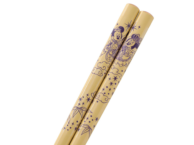 お箸には彦星、織姫姿のミッキーマウスたちが描かれている（写真提供：オリエンタルランド）
