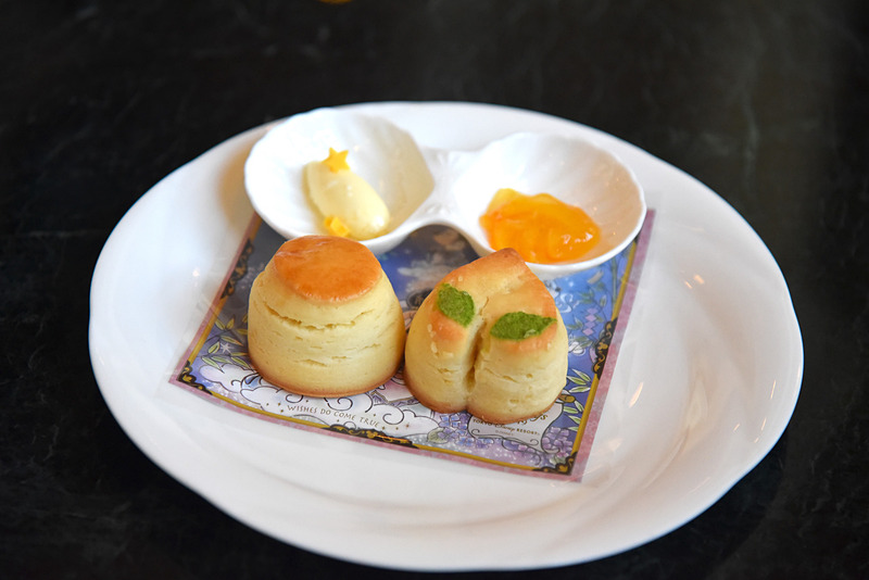 ピーチスコーンとプレーンスコーンをお好みのジャムやクロテッドクリームと一緒にどうぞ