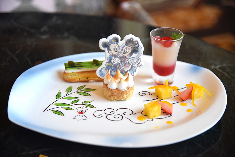 2皿目のデザートプレート。ディズニーのキャラクターたちがお皿のうえで物語を紡ぐ