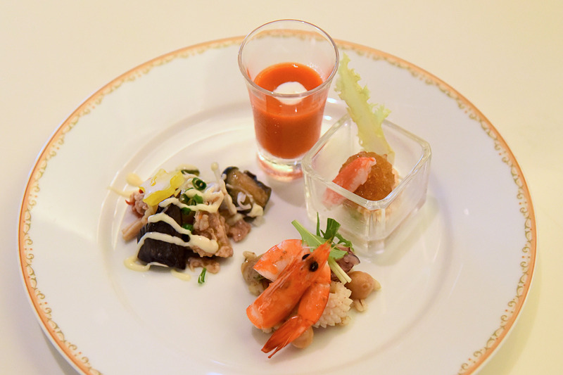 冷製のお勧めプレート。時計回りに「ポークと茄子のマリネ」「ブラッドオレンジと赤ピーマンのスープ」「カニと彩り野菜のサラダ」「シーフードと大麦のサラダ」