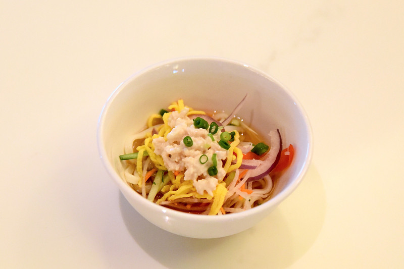 めんつゆ仕立てで安定の旨さ。「チキンの和風サラダうどん」