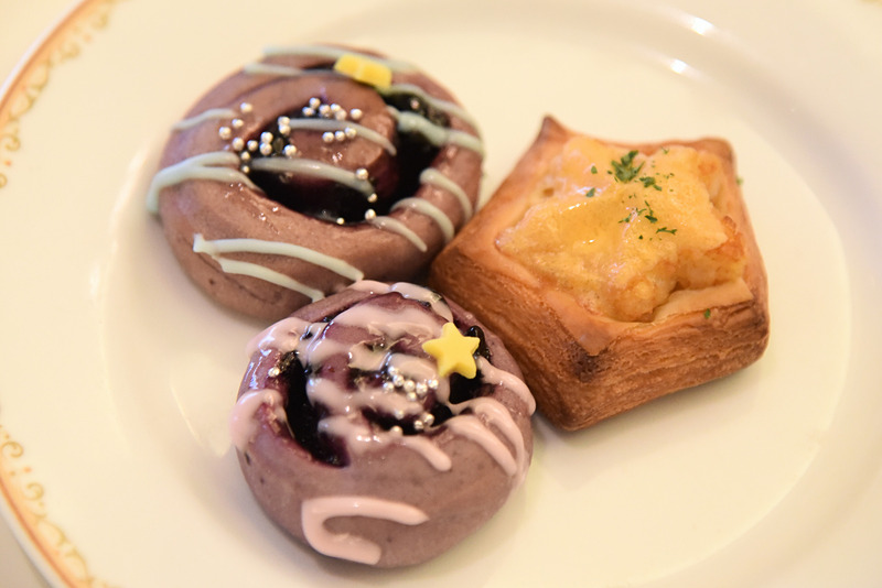 織姫と彦星をデコレーションで表現した「ブルーベリーロール」とさっくり感とポテトとチーズの底力を感じる「ポテトデニッシュ」