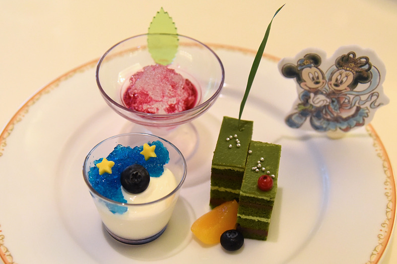 左から「ブルーベリーヨーグルトムース」「赤紫蘇とレモンのゼリー」「抹茶のガトーオペラ」