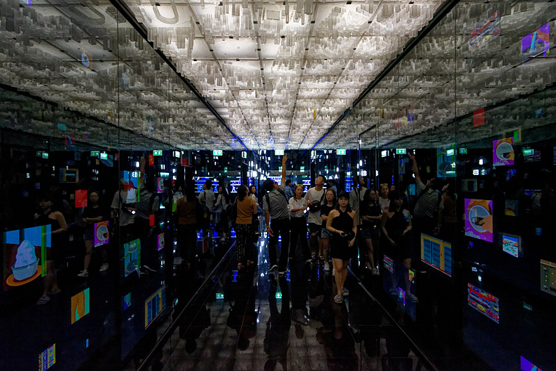 エレベータホールに向かう廊下。天井にはバンコク市街のジオラマが。ゴールドのビルがキングパワー・マハナコーンビルだ