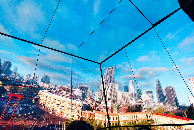 エレベータ内はほぼ前面がモニターになっており、キングパワー・マハナコーンビルの上層階に近づいていく映像が流れる