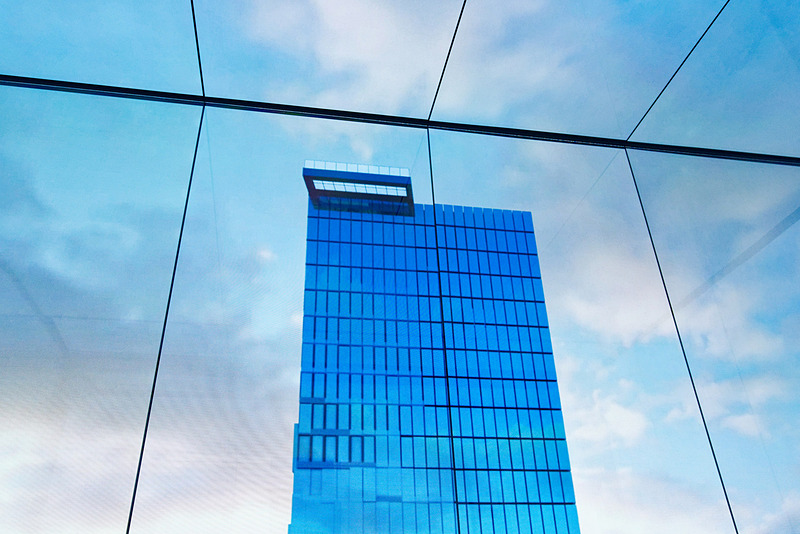 エレベータ内はほぼ前面がモニターになっており、キングパワー・マハナコーンビルの上層階に近づいていく映像が流れる