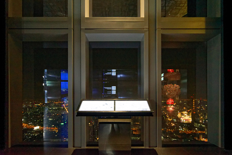74階に到着。ガラス越しにバンコク市街を見渡すことができる