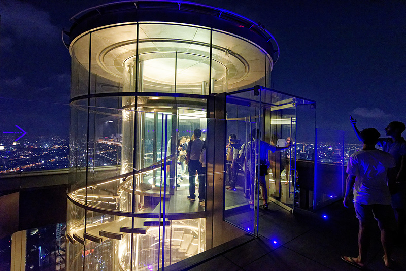 円筒形のガラス張りエレベータに乗って屋上に到着