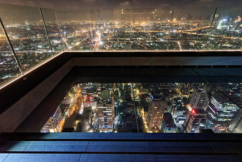 ガラスの床が目の前に！透明すぎて床が抜けているように見える