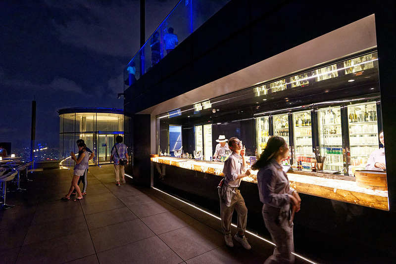 ドリンクを注文できるルーフトップバー