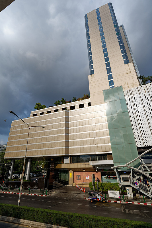 カメラに収まりきらないほどの巨大なホテル「パトゥムワンプリンセス バンコク」とショッピングモール