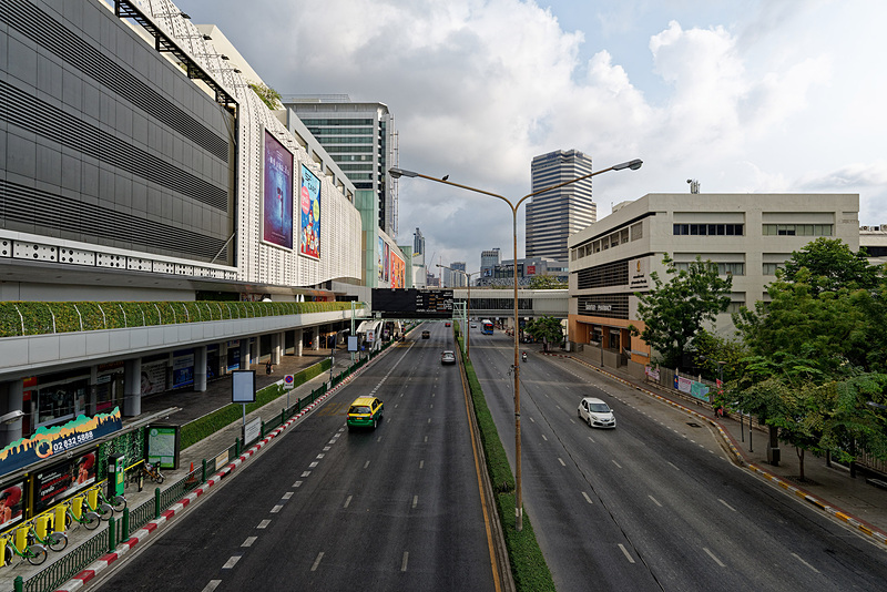 左がホテルから直結しているMBKショッピングセンター。この写真の奥の方にBTSの駅がある