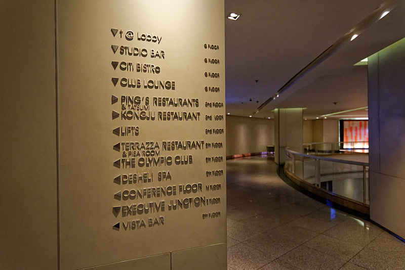 レセプションと同じフロア。写真の右奥の方向に進むとMBKショッピングセンターにつながる連絡口がある。連絡口は1階にもアリ