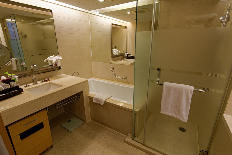 バスルーム。湯船もある