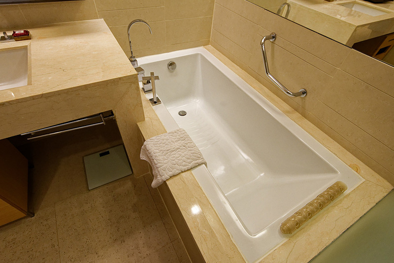 バスルーム。湯船もある