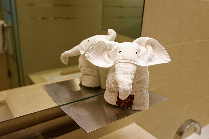 充実のアメニティ。タオルで作られたゾウが出迎えてくれる