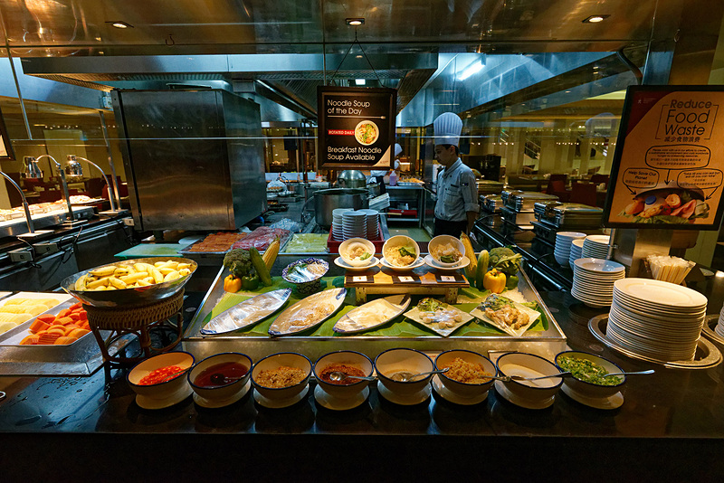 カレー、麺類、フルーツ、野菜などバリエーション豊かな取りそろえ