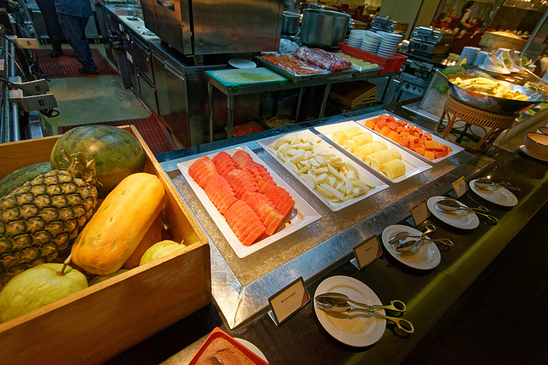 カレー、麺類、フルーツ、野菜などバリエーション豊かな取りそろえ