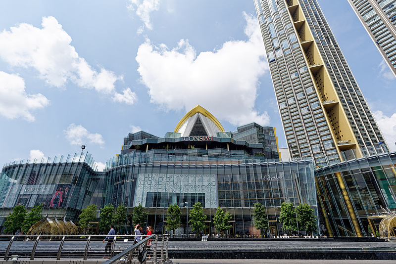 川べりに完成したショッピングモール「アイコンサイアム」