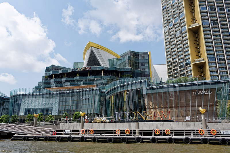 巨大すぎてカメラに収まらないアイコンサイアム