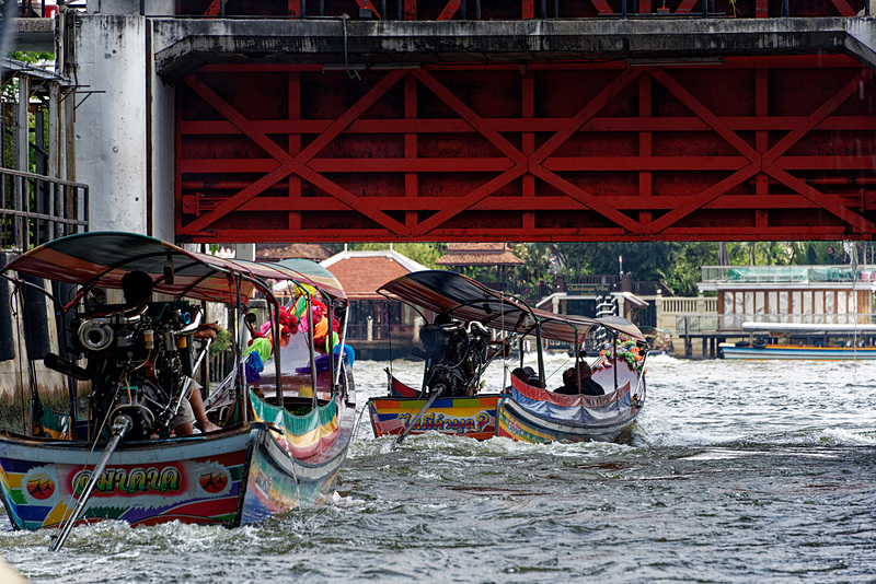 支流からチャオプラヤー川へ。ゲートをくぐる際には激流との戦い