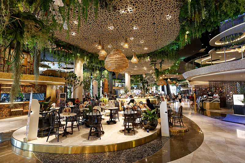 1階入口から入ってすぐのところ。樹木の根が張っているかのような内装