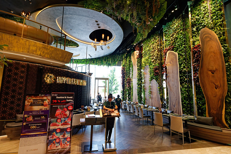 和食料理のお店も緑の濃い壁に