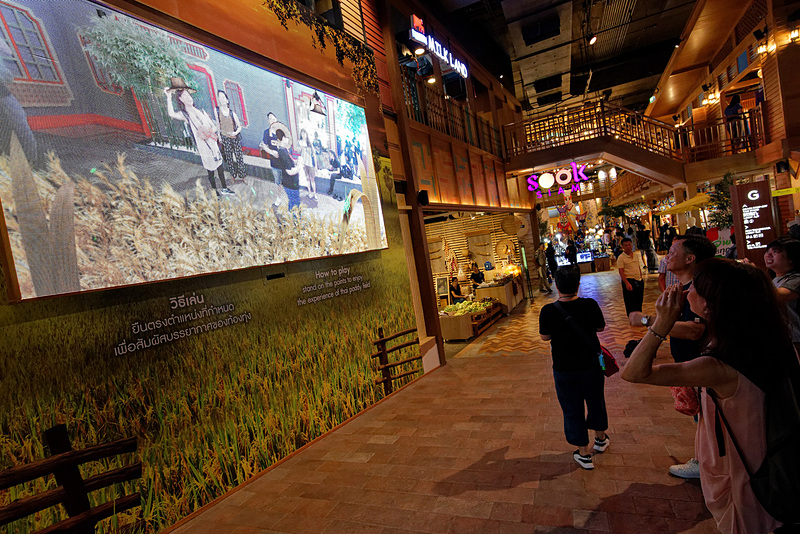 小型カメラで人を認識し、仮想空間で帽子を被ったり、動物とふれ合えたりする大型ビジョン
