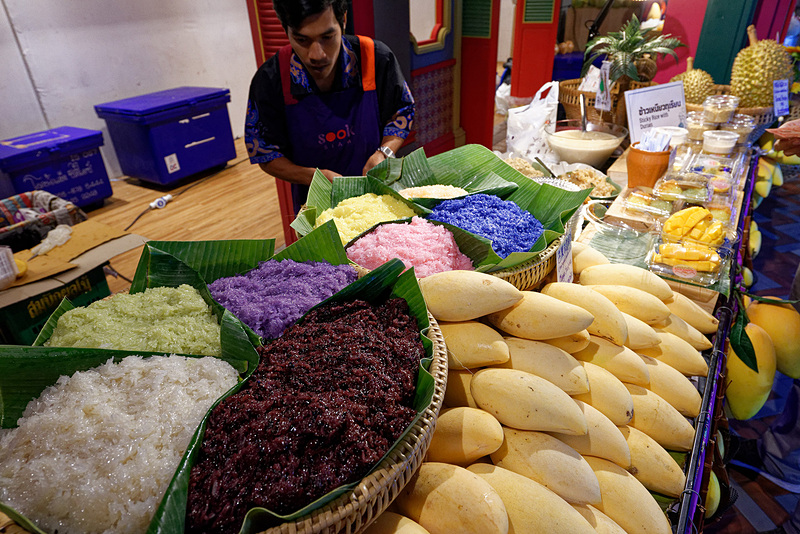 色とりどりの甘い餅米。マンゴーとセットで食べるカオニャオマムアンだ