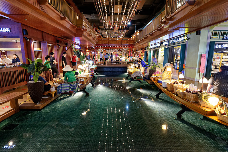 さらに奥へ進んでいくと、室内なのに水辺が