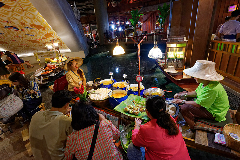 さらに奥へ進んでいくと、室内なのに水辺が