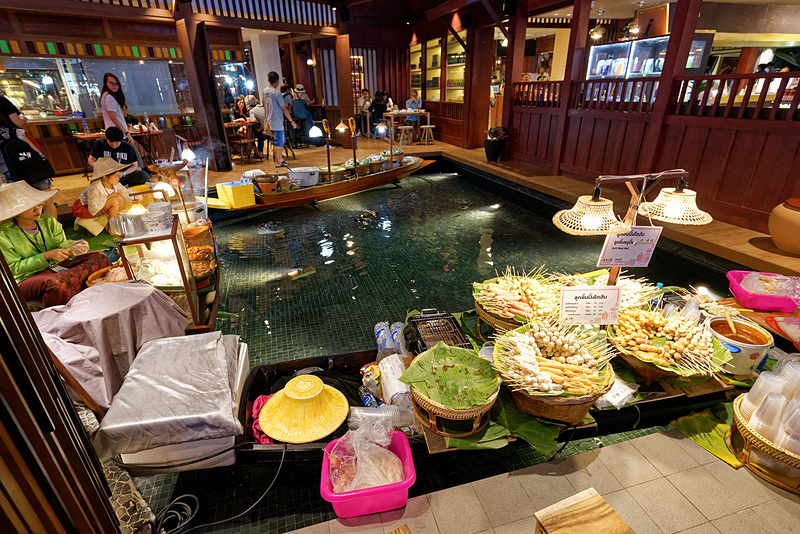 水上マーケットのような露店があちこちにある