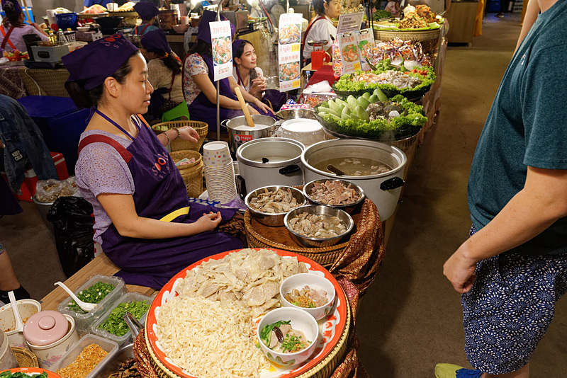 ナイトマーケットそのものが室内に！